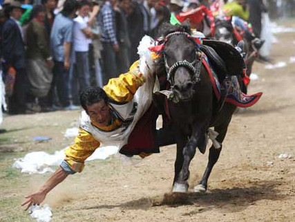 Tibetan farmers enjoy Onkor festival.jpg