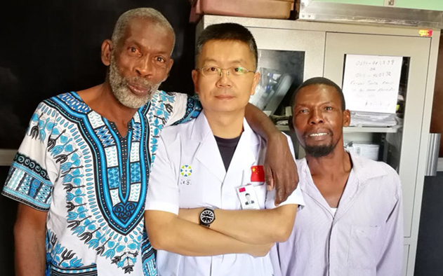 张震（中）与患者合影_副本.jpg