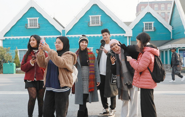 International Students Explore Yancheng's Dutch Flower Sea, Creating a Social Media Buzz