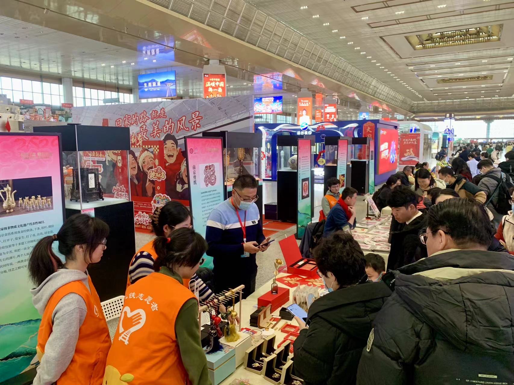 Jiangsu promotes intangible cultural heritage among railway passengers