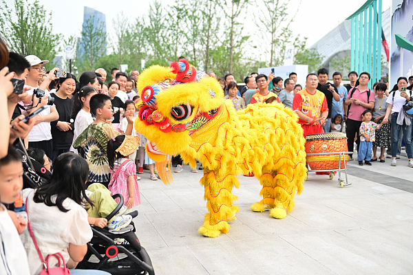 Dragon Boat Festival holiday highlights folk customs and trade-in