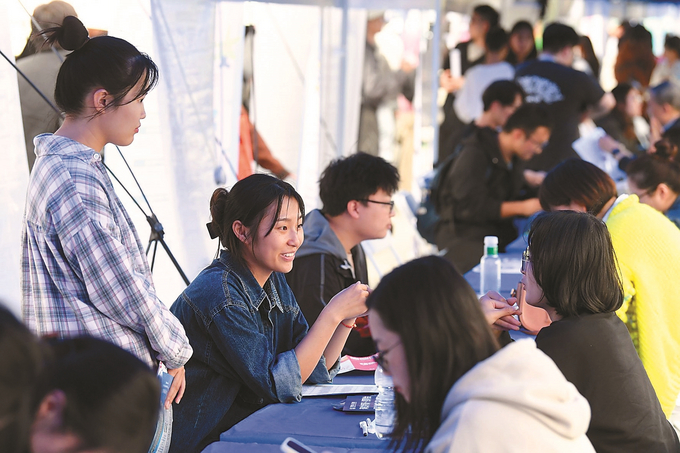 Jiangsu boosts industrial development strategy with over 30 job fairs