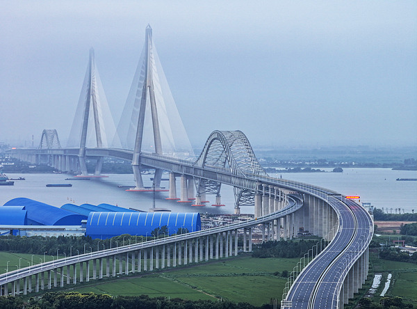 Record-setting Changzhou-Taizhou Yangtze River Bridge opens