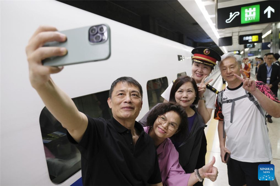 High-speed sleeper train links mainland, HK