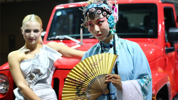 Kunqu artist performs with foreign model.jpg