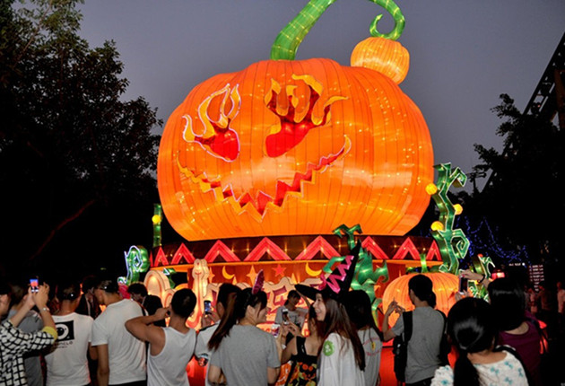 Three-storey-high pumpkin lantern .jpg