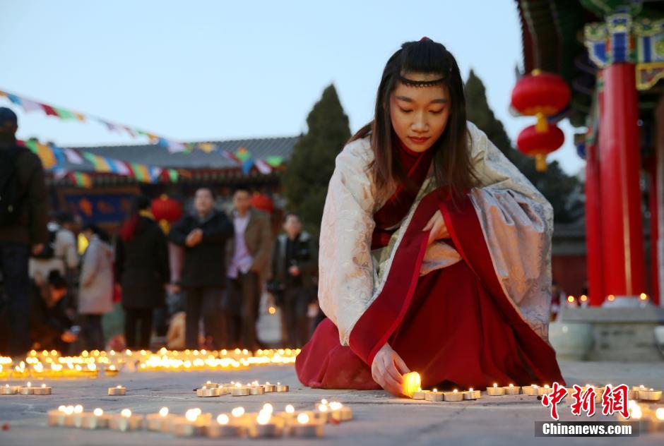 100,000 butter lamps lit up at Guangren Temple