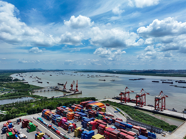 Yanghzou Port (CFP Photo).jpg