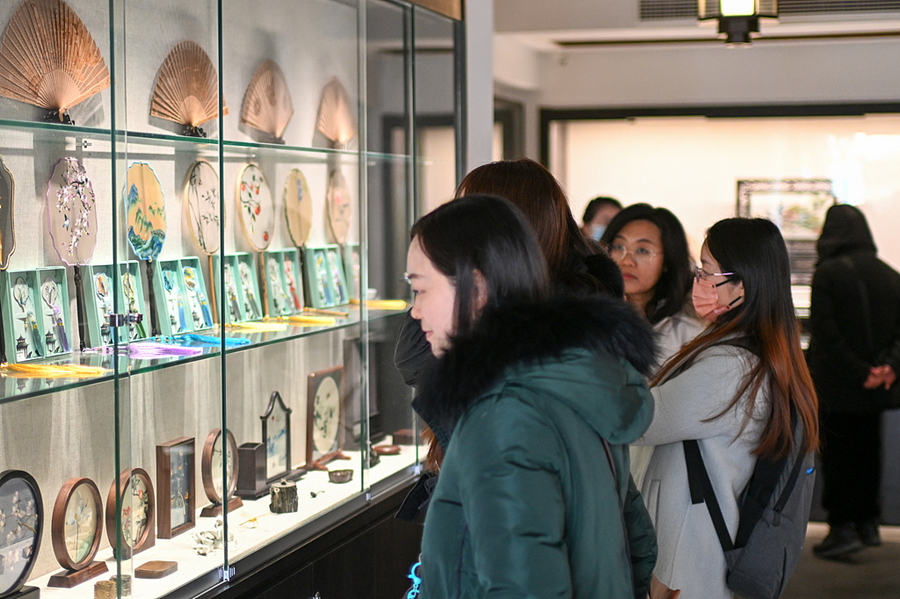 Suzhou folding fans: A heritage of elegance