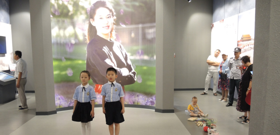 Pupils commemorate history at Iris Chang Memorial